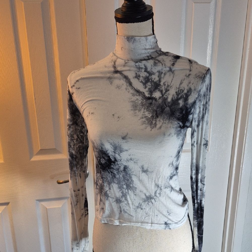 ♡♡♡ Abstract Marbled Print LS Fitted Mock Neck Crop Shirt